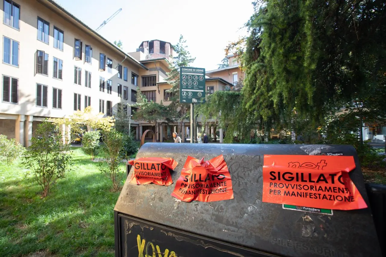 Cestini sigillati, negozi che chiudono in anticipo: cosi Udine si sta preparando al corteo che oggi attraverserà la città. Previste diecimila persone alla manifestazione ProPal, per ordinanza tutti i dehors devono essere rimossi