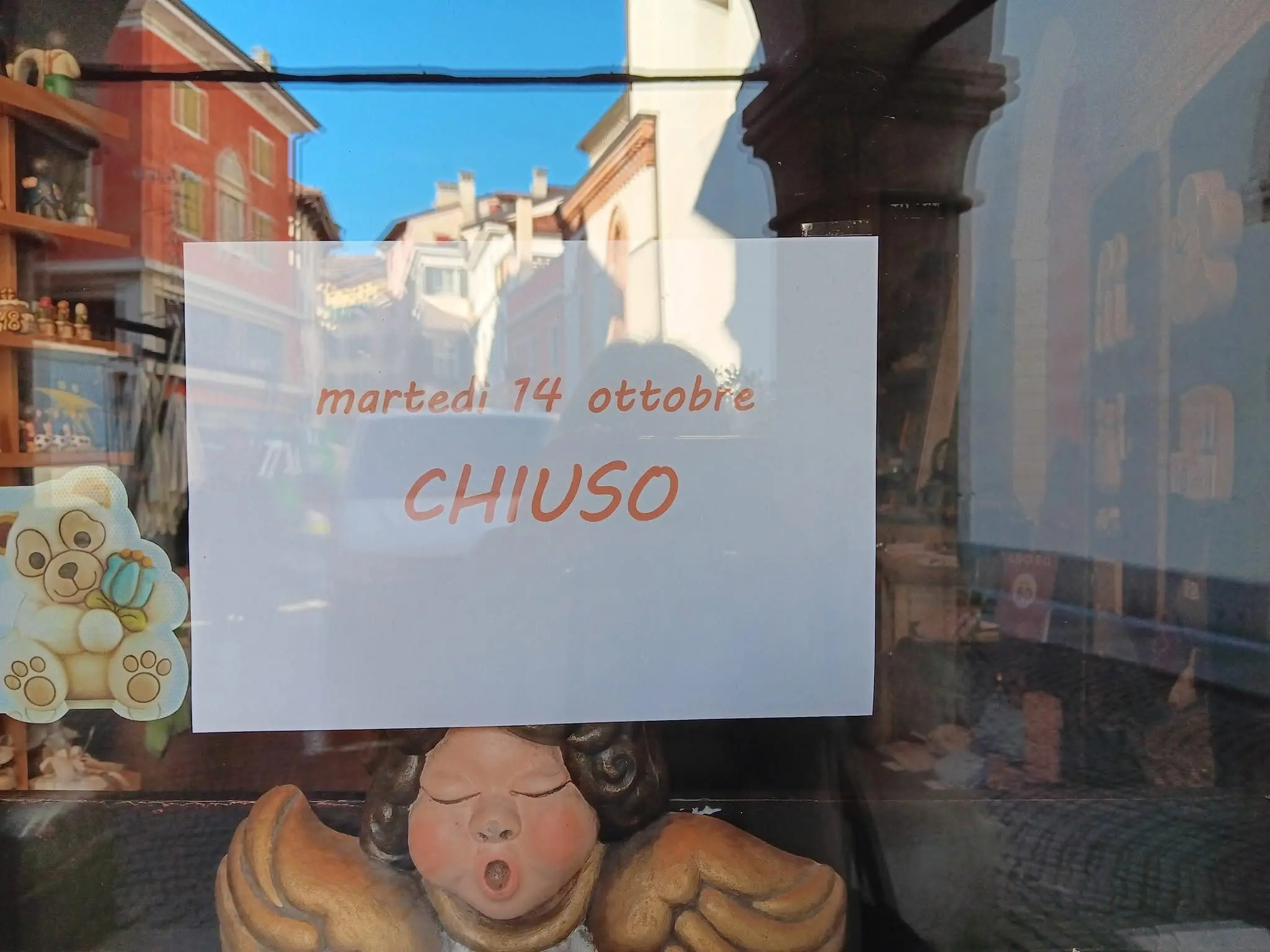 Cestini sigillati, negozi che chiudono in anticipo: cosi Udine si sta preparando al corteo che oggi attraverserà la città. Previste diecimila persone alla manifestazione ProPal, per ordinanza tutti i dehors devono essere rimossi