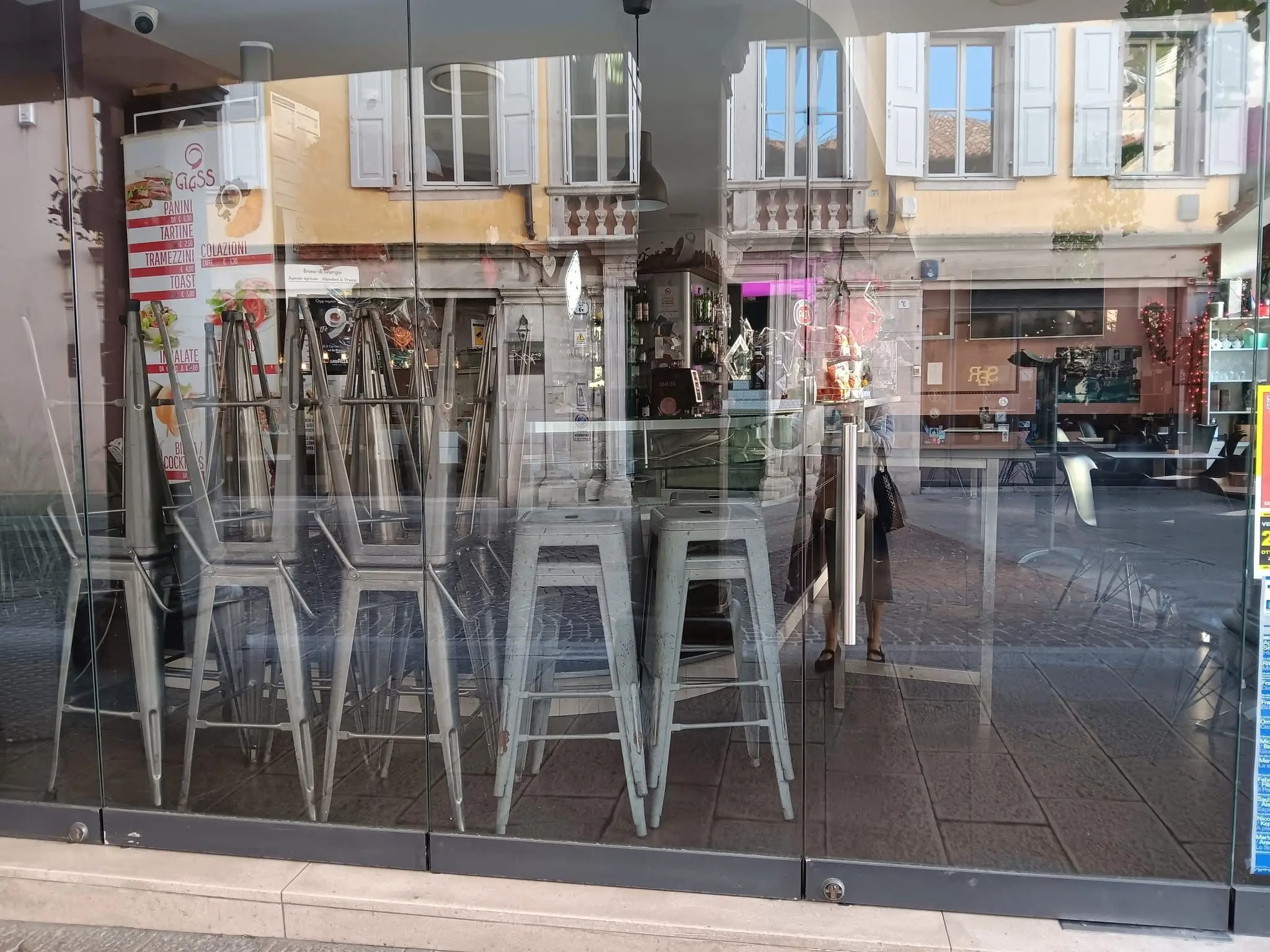 Cestini sigillati, negozi che chiudono in anticipo: cosi Udine si sta preparando al corteo che oggi attraverserà la città. Previste diecimila persone alla manifestazione ProPal, per ordinanza tutti i dehors devono essere rimossi