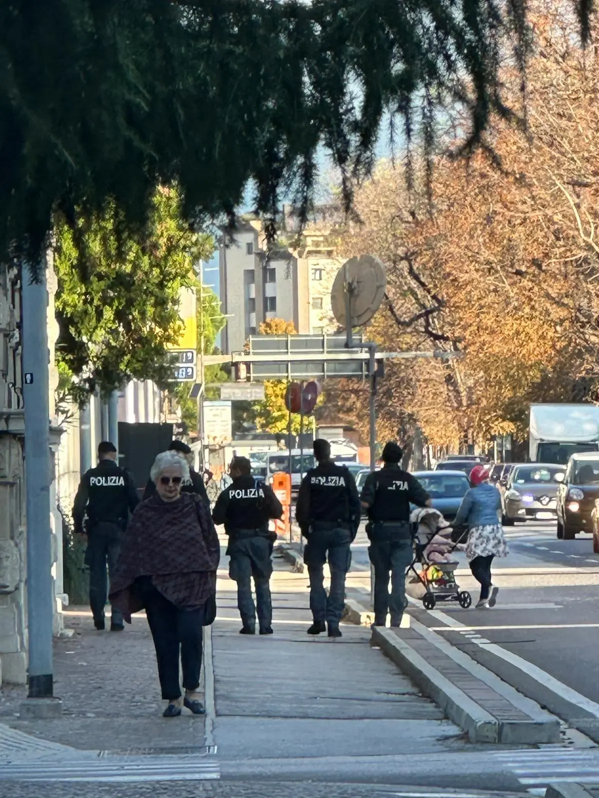 Cestini sigillati, negozi che chiudono in anticipo: cosi Udine si sta preparando al corteo che oggi attraverserà la città. Previste diecimila persone alla manifestazione ProPal, per ordinanza tutti i dehors devono essere rimossi