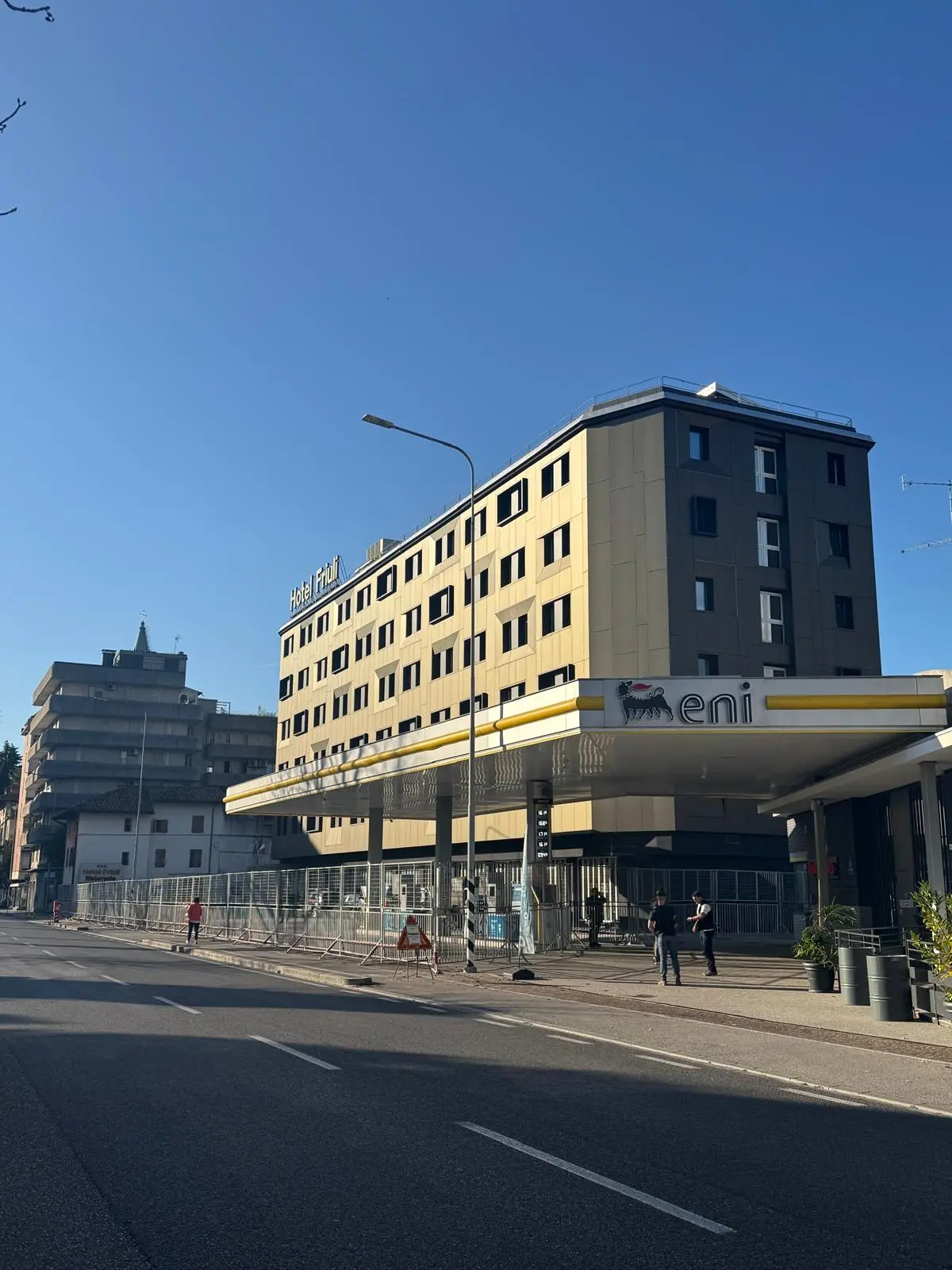 Cestini sigillati, negozi che chiudono in anticipo: cosi Udine si sta preparando al corteo che oggi attraverserà la città. Previste diecimila persone alla manifestazione ProPal, per ordinanza tutti i dehors devono essere rimossi