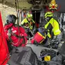 I soccorritori a bordo dell'elicottero dei vigili del fuoco