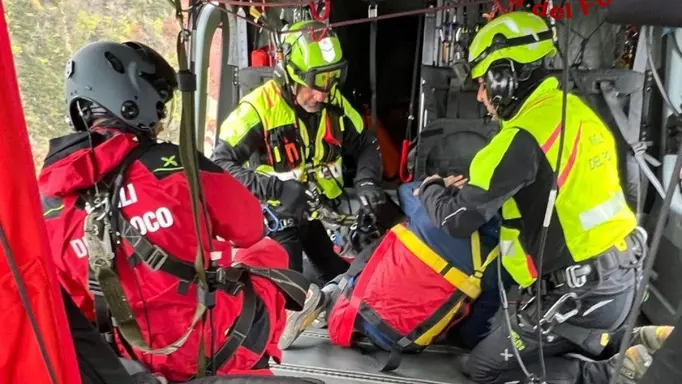 I soccorritori a bordo dell'elicottero dei vigili del fuoco
