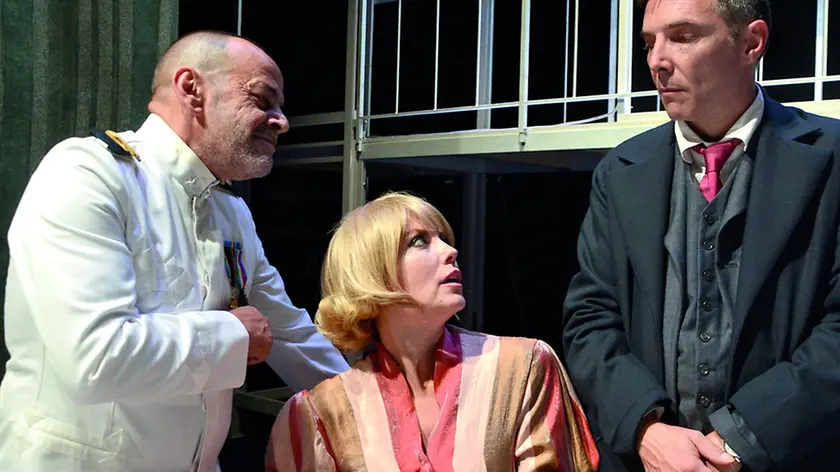 Gli attori protagonisti della commedia di Pirandello diretta da Roberto Valerio (foto Pino Le Pera)