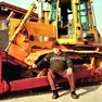 Renato Cantarutti davanti a uno dei suoi trattori. Aveva 88 anni