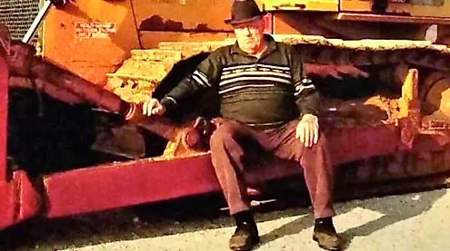Renato Cantarutti davanti a uno dei suoi trattori. Aveva 88 anni