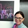 Cristina Achucarro davanti a una sua fotografia sulla rappresentazione della Passione di Cristo