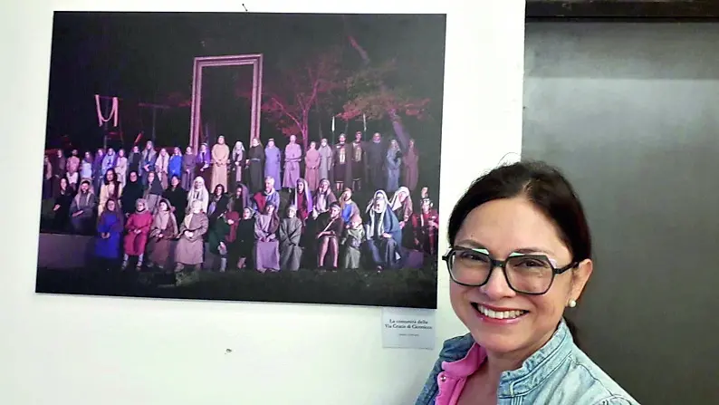 Cristina Achucarro davanti a una sua fotografia sulla rappresentazione della Passione di Cristo