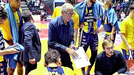 Un time Out di coach Stefano Pillastrini (foto Petrussi)