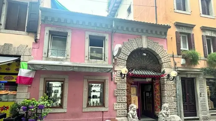 L’ingresso del ristorante “Oriente”, al civico 5 di via Pelliccerie a Udine