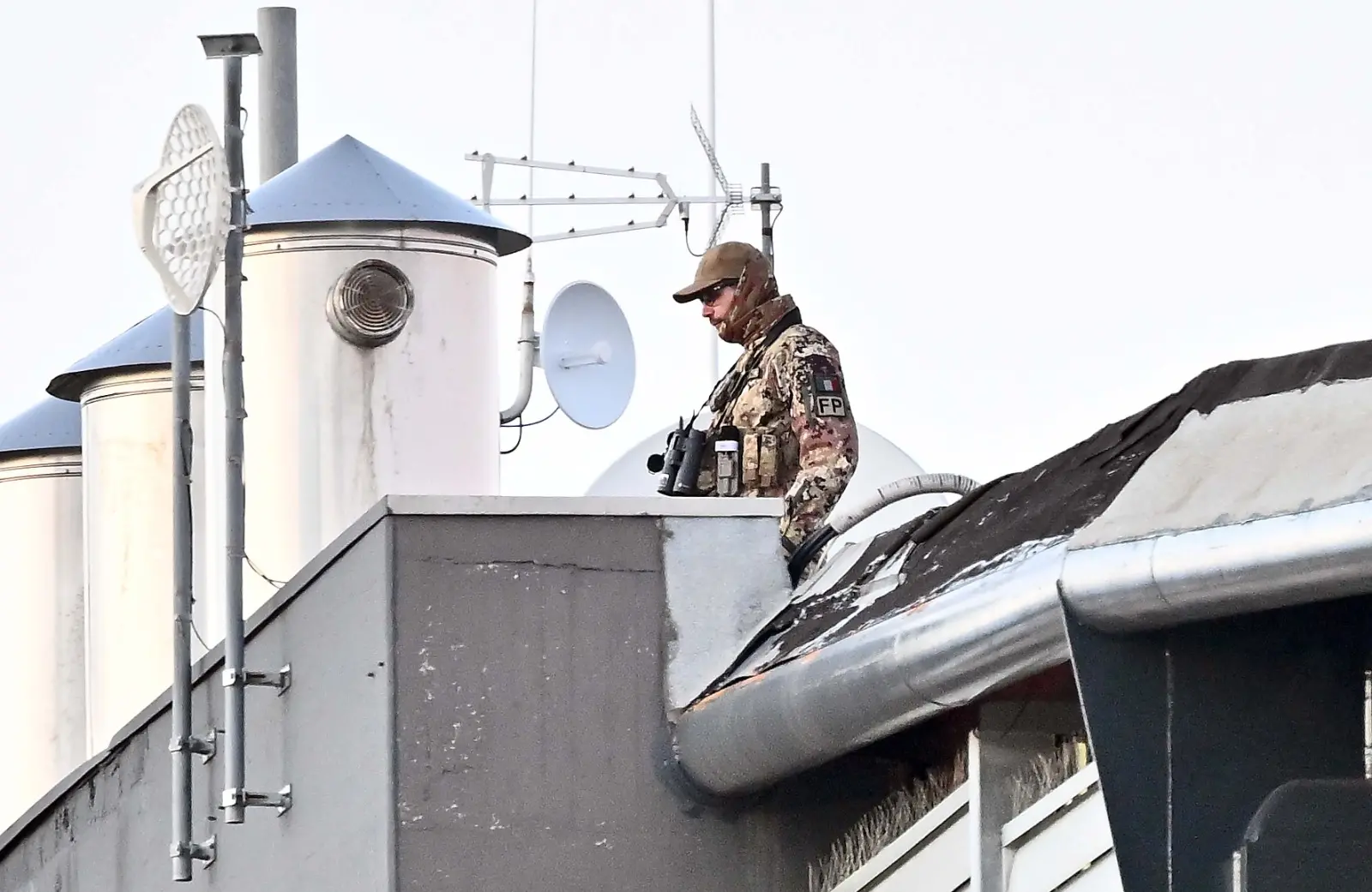 Controlli in stile aeroporto ma clima disteso nei diversi accessi allo stadio Friuli per i tifosi già presenti sul posto. Sono famiglie, gruppi di amici, vengono dal Friuli, dal Veneto, ma anche da Austria e Slovenia. In generale, nonostante l’ingente dispiegamento di forze dell’ordine, a prevalere è l’emozione di poter assistere dal vivo a un match della Nazionale italiana.