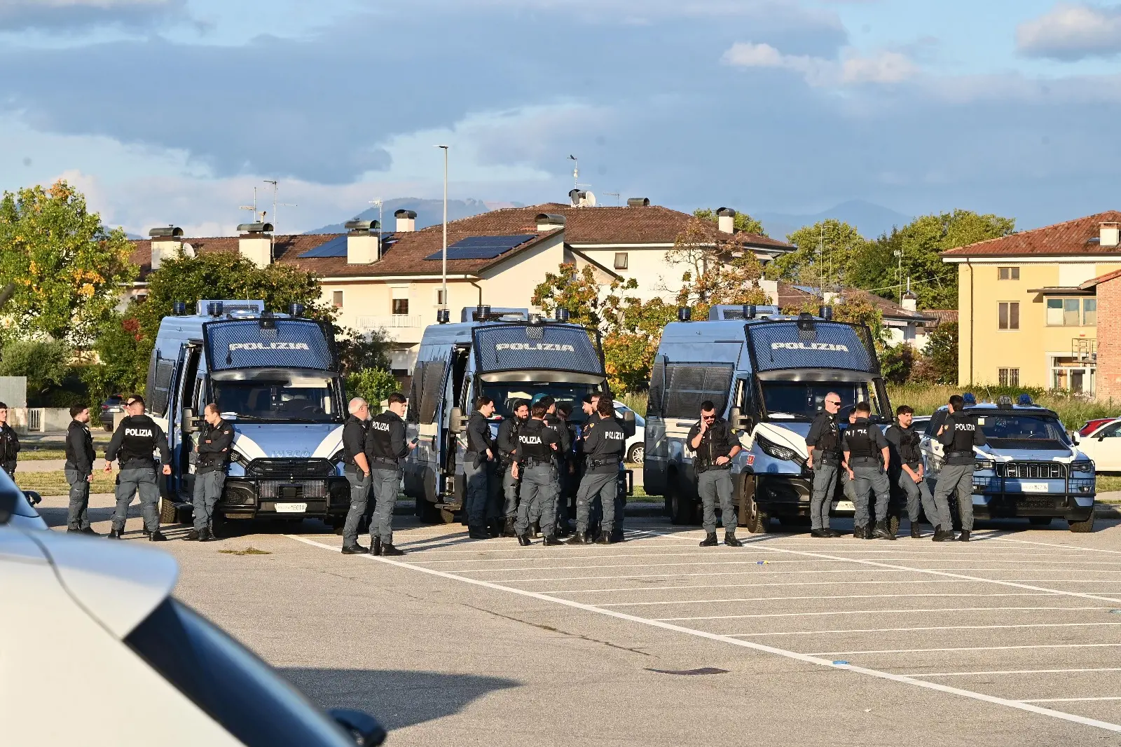 Controlli in stile aeroporto ma clima disteso nei diversi accessi allo stadio Friuli per i tifosi già presenti sul posto. Sono famiglie, gruppi di amici, vengono dal Friuli, dal Veneto, ma anche da Austria e Slovenia. In generale, nonostante l’ingente dispiegamento di forze dell’ordine, a prevalere è l’emozione di poter assistere dal vivo a un match della Nazionale italiana.
