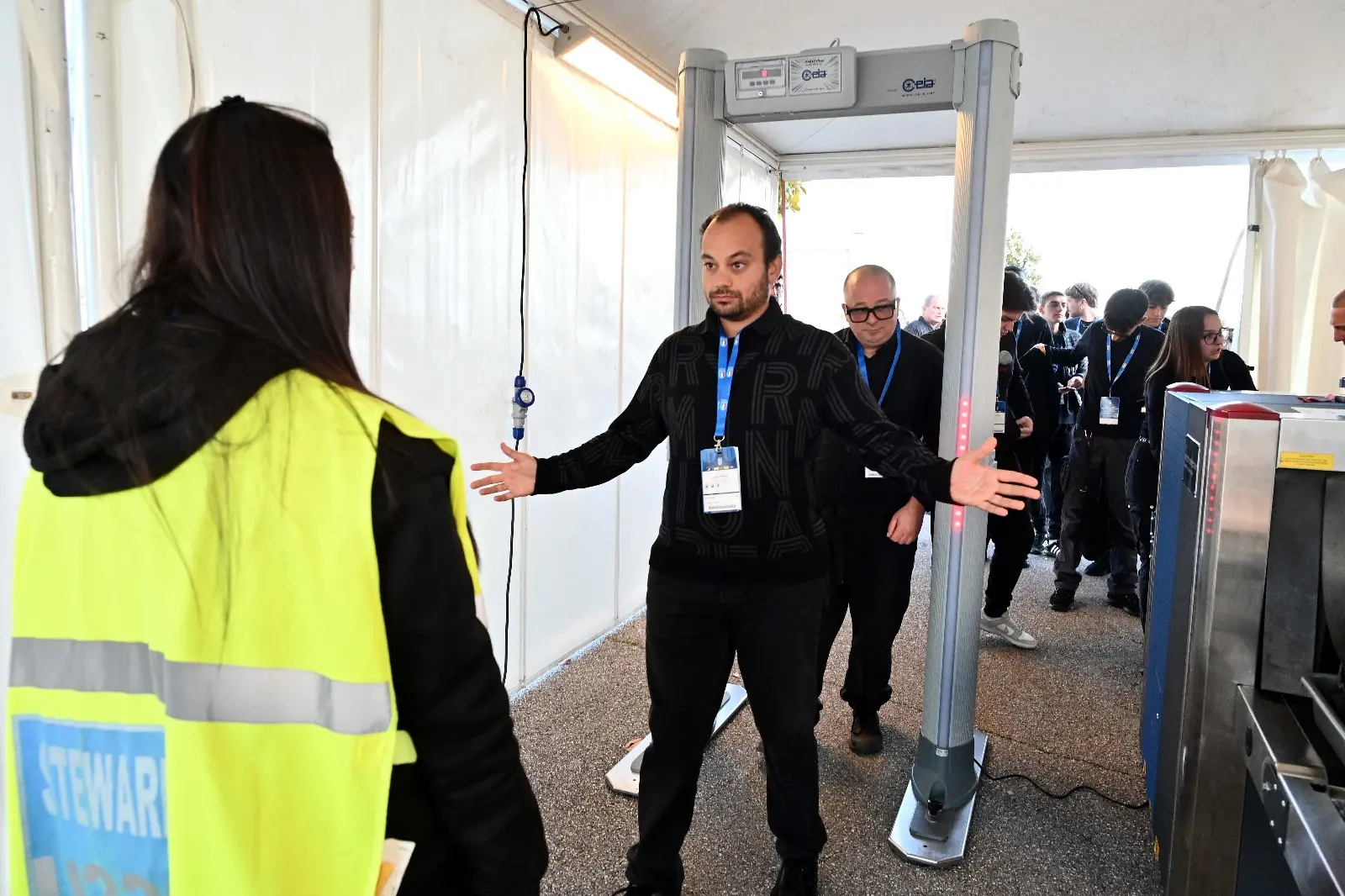 Controlli in stile aeroporto ma clima disteso nei diversi accessi allo stadio Friuli per i tifosi già presenti sul posto. Sono famiglie, gruppi di amici, vengono dal Friuli, dal Veneto, ma anche da Austria e Slovenia. In generale, nonostante l’ingente dispiegamento di forze dell’ordine, a prevalere è l’emozione di poter assistere dal vivo a un match della Nazionale italiana.