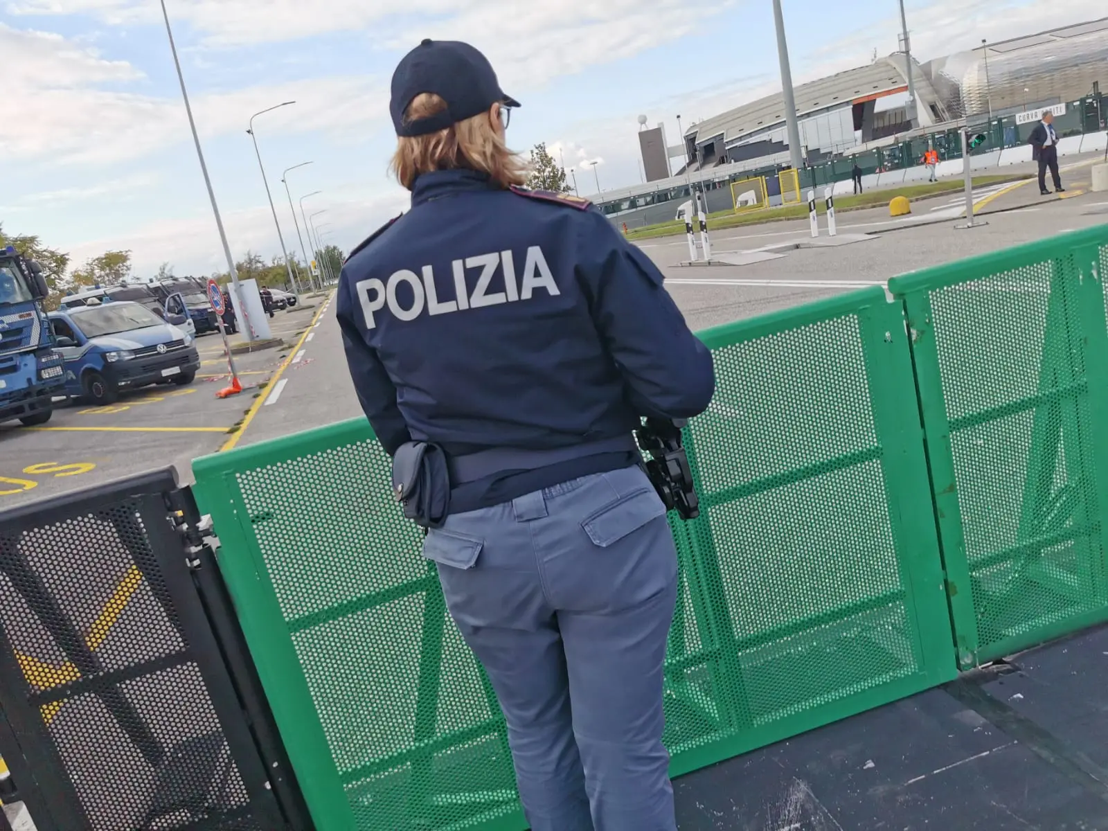 Controlli in stile aeroporto ma clima disteso nei diversi accessi allo stadio Friuli per i tifosi già presenti sul posto. Sono famiglie, gruppi di amici, vengono dal Friuli, dal Veneto, ma anche da Austria e Slovenia. In generale, nonostante l’ingente dispiegamento di forze dell’ordine, a prevalere è l’emozione di poter assistere dal vivo a un match della Nazionale italiana.