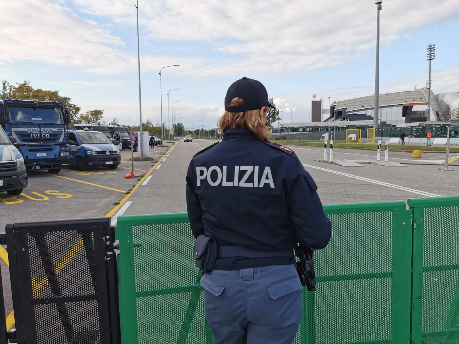 Controlli in stile aeroporto ma clima disteso nei diversi accessi allo stadio Friuli per i tifosi già presenti sul posto. Sono famiglie, gruppi di amici, vengono dal Friuli, dal Veneto, ma anche da Austria e Slovenia. In generale, nonostante l’ingente dispiegamento di forze dell’ordine, a prevalere è l’emozione di poter assistere dal vivo a un match della Nazionale italiana.