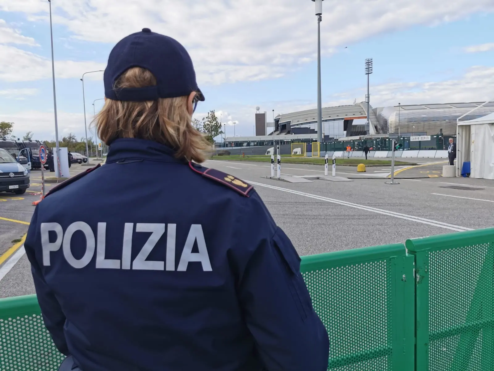Controlli in stile aeroporto ma clima disteso nei diversi accessi allo stadio Friuli per i tifosi già presenti sul posto. Sono famiglie, gruppi di amici, vengono dal Friuli, dal Veneto, ma anche da Austria e Slovenia. In generale, nonostante l’ingente dispiegamento di forze dell’ordine, a prevalere è l’emozione di poter assistere dal vivo a un match della Nazionale italiana.