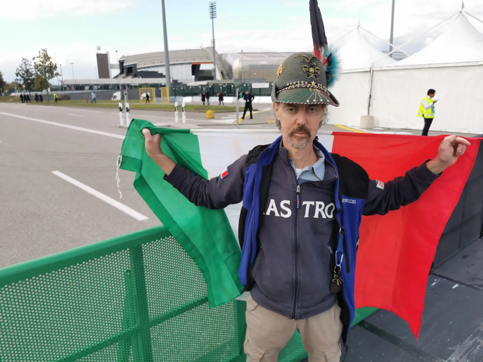 Controlli in stile aeroporto ma clima disteso nei diversi accessi allo stadio Friuli per i tifosi già presenti sul posto. Sono famiglie, gruppi di amici, vengono dal Friuli, dal Veneto, ma anche da Austria e Slovenia. In generale, nonostante l’ingente dispiegamento di forze dell’ordine, a prevalere è l’emozione di poter assistere dal vivo a un match della Nazionale italiana.