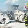 I vigili del fuoco spengono l'incendio nella zona industriale Ponte Rosso