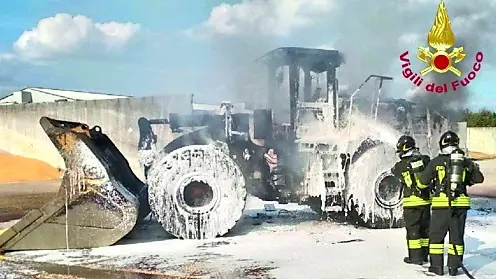 I vigili del fuoco spengono l'incendio nella zona industriale Ponte Rosso
