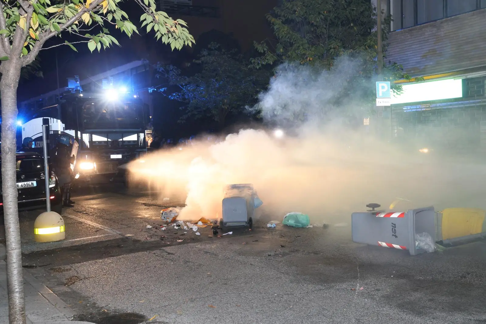 Pacifici fino al termine del corteo ma una volta arrivati in piazza Primo Maggio, sede prescelta per la conclusione del corteo pro Palestina che ha visto sfilare per Udine circa 10 mila persone, alcune frange esagitate celatesi tra i manifestanti hanno iniziato ad avanzare minacciosamente verso le forze dell'ordine, usando tutto quello che trovavano per strada come oggetti da lanciare verso polizia e carabinieri. Da lì è iniziata la guerriglia, con un bilancio finale di alcuni feriti.