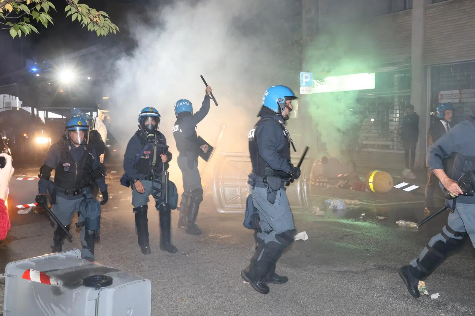 Pacifici fino al termine del corteo ma una volta arrivati in piazza Primo Maggio, sede prescelta per la conclusione del corteo pro Palestina che ha visto sfilare per Udine circa 10 mila persone, alcune frange esagitate celatesi tra i manifestanti hanno iniziato ad avanzare minacciosamente verso le forze dell'ordine, usando tutto quello che trovavano per strada come oggetti da lanciare verso polizia e carabinieri. Da lì è iniziata la guerriglia, con un bilancio finale di alcuni feriti.