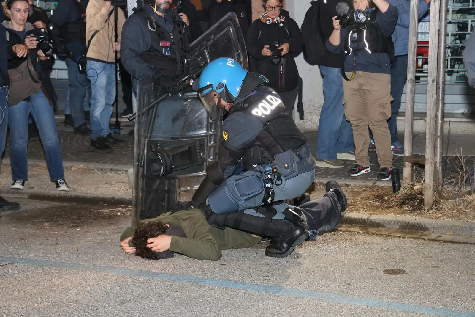 Pacifici fino al termine del corteo ma una volta arrivati in piazza Primo Maggio, sede prescelta per la conclusione del corteo pro Palestina che ha visto sfilare per Udine circa 10 mila persone, alcune frange esagitate celatesi tra i manifestanti hanno iniziato ad avanzare minacciosamente verso le forze dell'ordine, usando tutto quello che trovavano per strada come oggetti da lanciare verso polizia e carabinieri. Da lì è iniziata la guerriglia, con un bilancio finale di alcuni feriti.