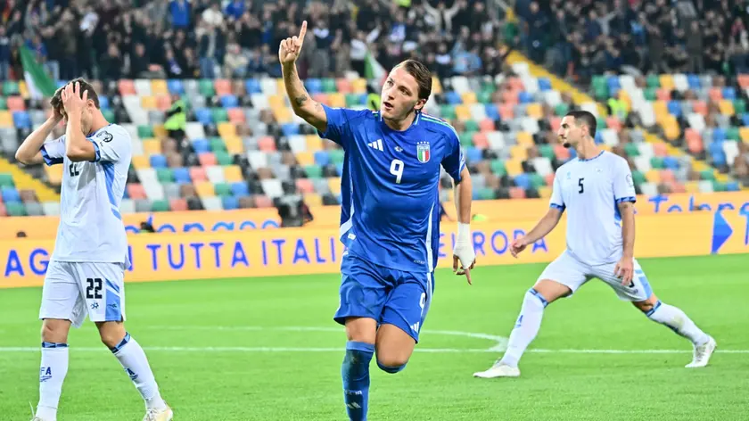 L'esultanza dell'attaccante azzurro Retegui, autore di una doppietta (foto Petrussi)