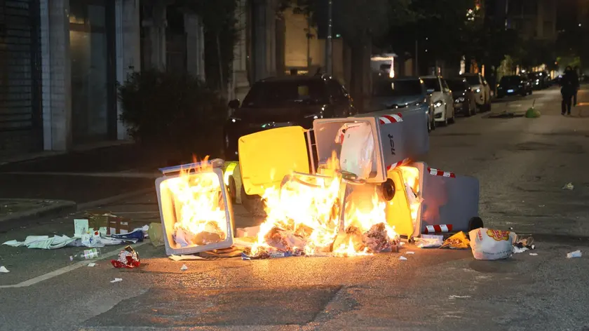 Incendiati alcuni bidoni dell'immondizia in zona Borgo Stazione (Foto Petrussi)