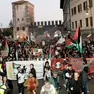 Il corteo sfila sotto Porta Aquileia. Foto Petrussi
