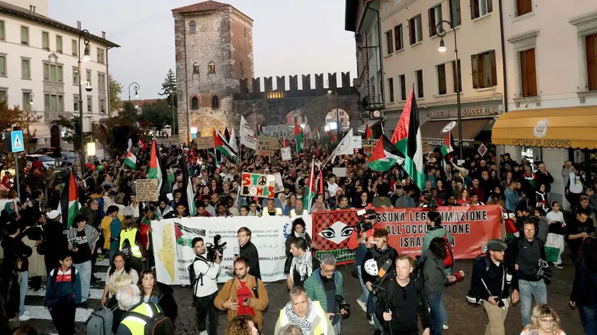 Il corteo sfila sotto Porta Aquileia. Foto Petrussi