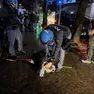 Un manifestante fermato dalla polizia