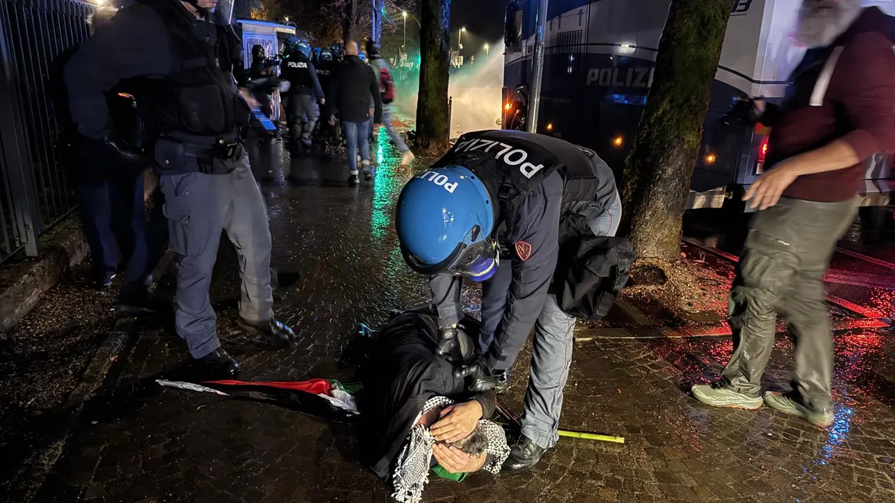 Un manifestante fermato dalla polizia