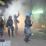 La polizia ha usato lacrimogeni e idranti per disperdere i facinorosi (foto Petrussi)