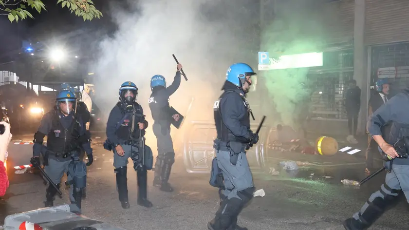 La polizia ha usato lacrimogeni e idranti per disperdere i facinorosi (foto Petrussi)