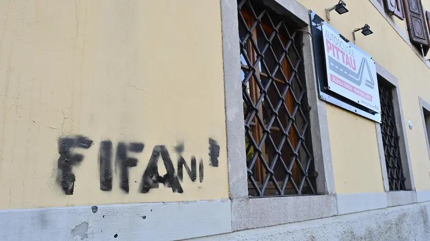 Le scritte lasciate sui muri ancora visibili il giorno dopo ©Foto Petrussi