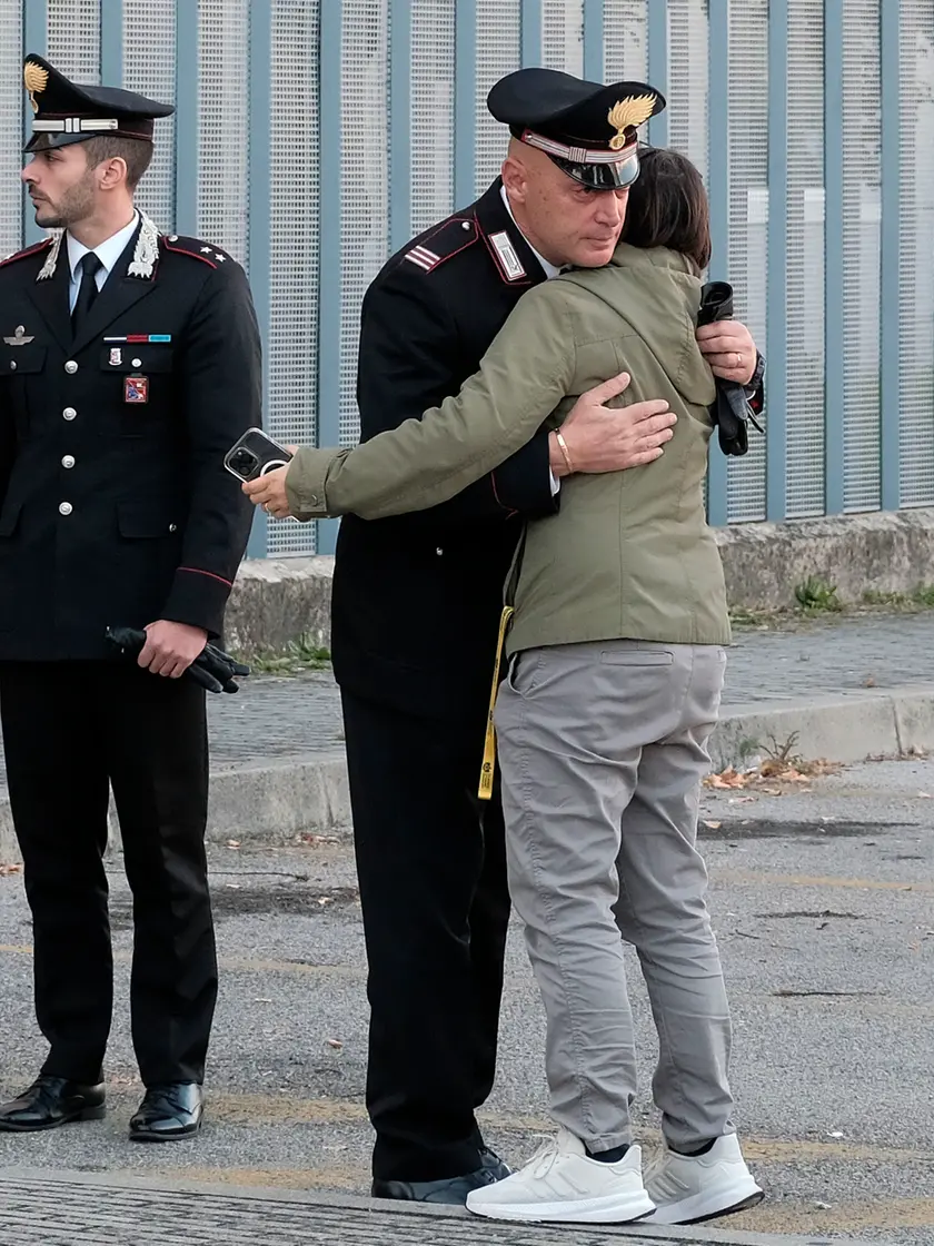L’abbraccio in via Rismondo a Padova tra il maresciallo maggiore Lorenzo Viel e una carabiniera, collega dei militari morti (foto Agenzia Bianchi)
