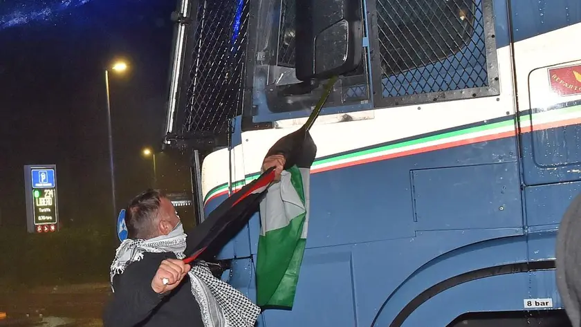 Il 49enne di Feltre è l'uomo fotografato mentre punta il bastone di una bandiera contro l'idrante della polizia