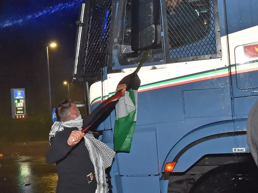 Il 49enne di Feltre è l'uomo fotografato mentre punta il bastone di una bandiera contro l'idrante della polizia