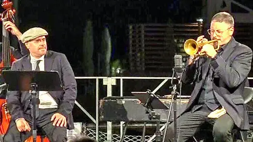 L’attore triestino Lorenzo Acquaviva durante lo spettacolo