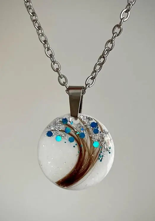 Uno dei gioielli prodotti dall'artista