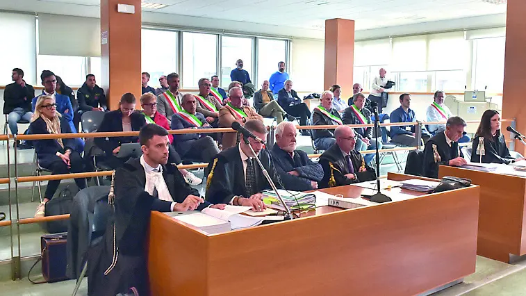 Da sinistra le difese, il sindaco Martinis e il pm Gondolo. Sullo sfondo gli amministratori in Aula ( foto petrussi)