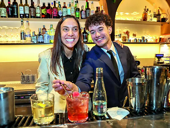 Martina Bonci con Michael Collovigh preparano un cocktail alla Rocca
