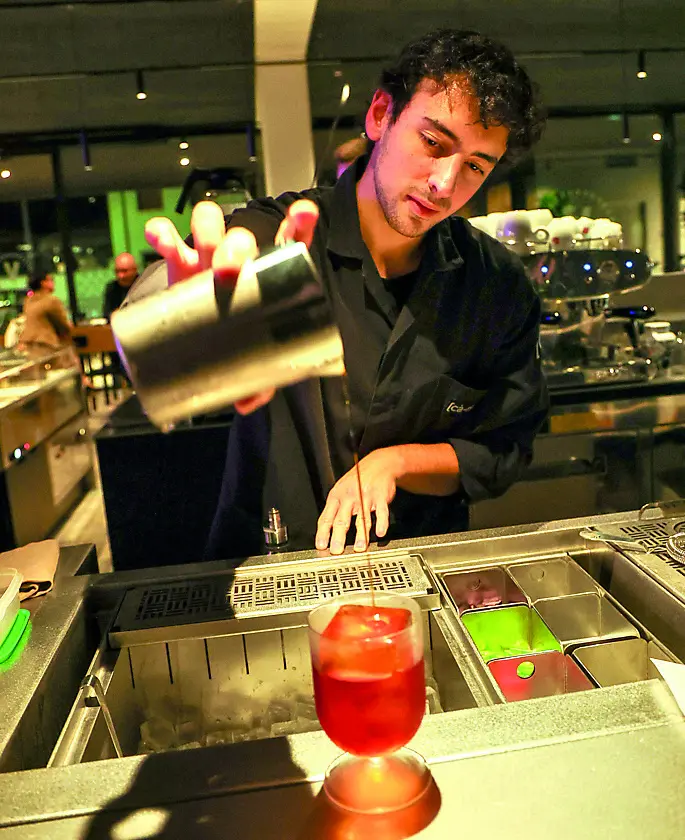 Giacomo Scotti prepara un cocktail a Spazio Villalta