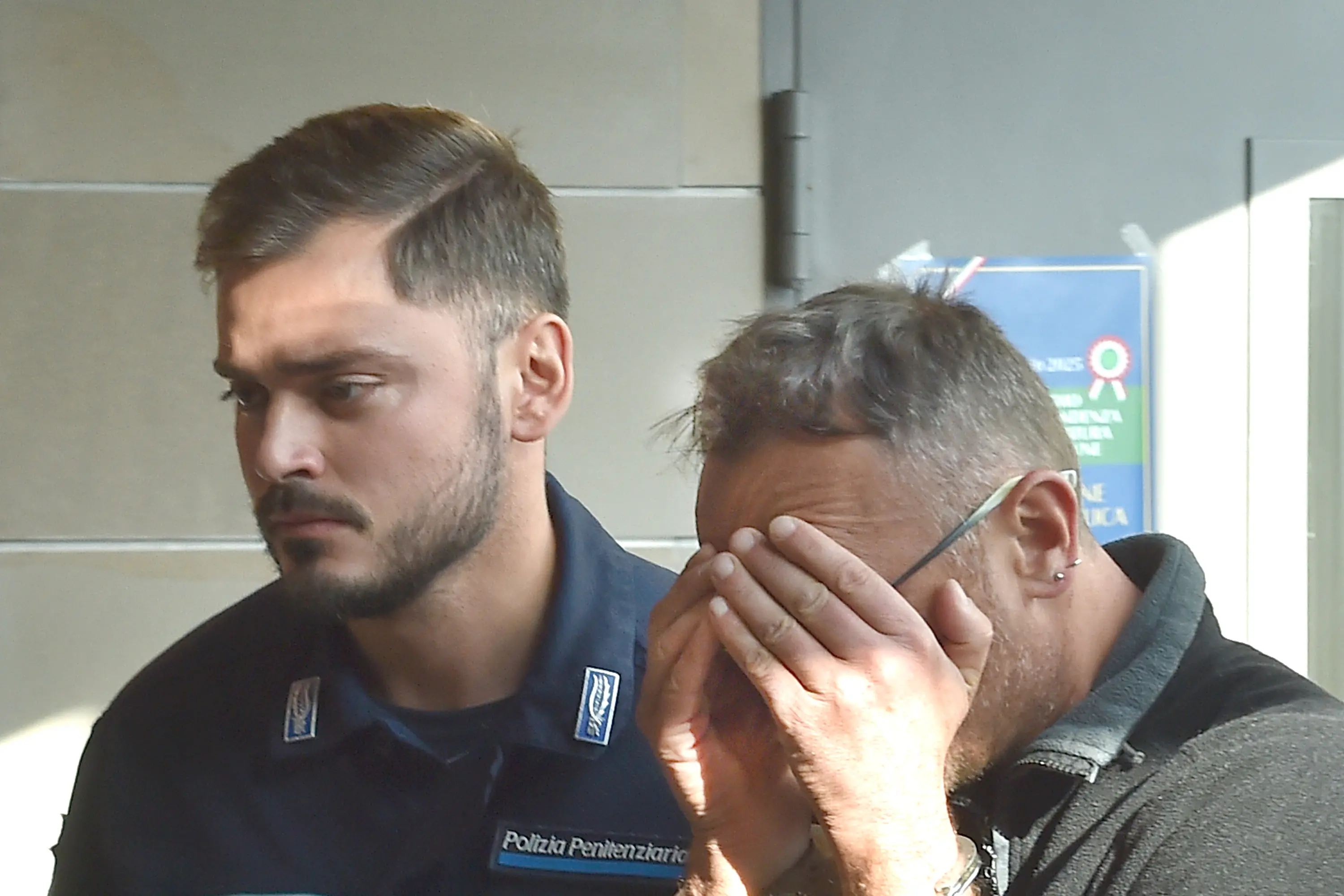 Jan Gavino Pozzobon, 49enne di Feltre si copre il volto prima di andare davanti al giudice