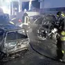L’intervento dei vigili del fuoco nel piazzale dell’autofficina di Buia, dove è stato appiccato l’incendio.