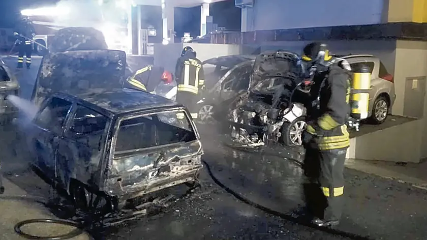 L’intervento dei vigili del fuoco nel piazzale dell’autofficina di Buia, dove è stato appiccato l’incendio.