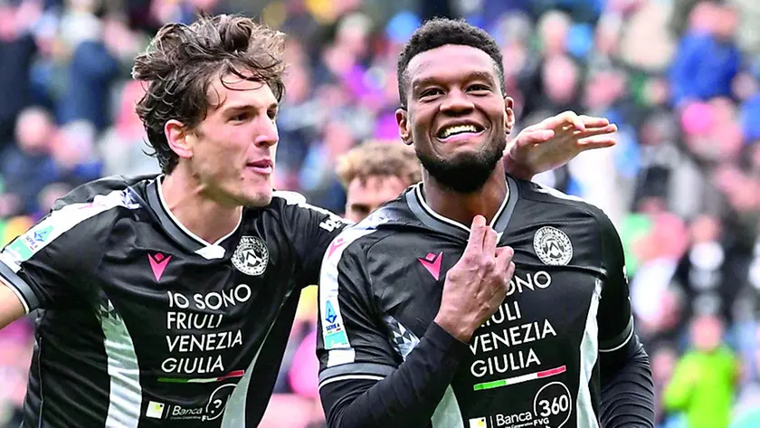 Christian Kabasele abbracciato da Nicolò Zaniolo dopo il gol al Cagliari che ha evitato all’Udinese una pesante sconfitta casalinga. Il difensore belga non è ancora certo della conferma da titolarefotopetrussi