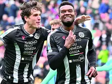 Christian Kabasele abbracciato da Nicolò Zaniolo dopo il gol al Cagliari che ha evitato all’Udinese una pesante sconfitta casalinga. Il difensore belga non è ancora certo della conferma da titolarefotopetrussi