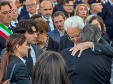 L'abbraccio di Mattarella ai familiari dei carabinieri uccisi a Castel D'Azzano