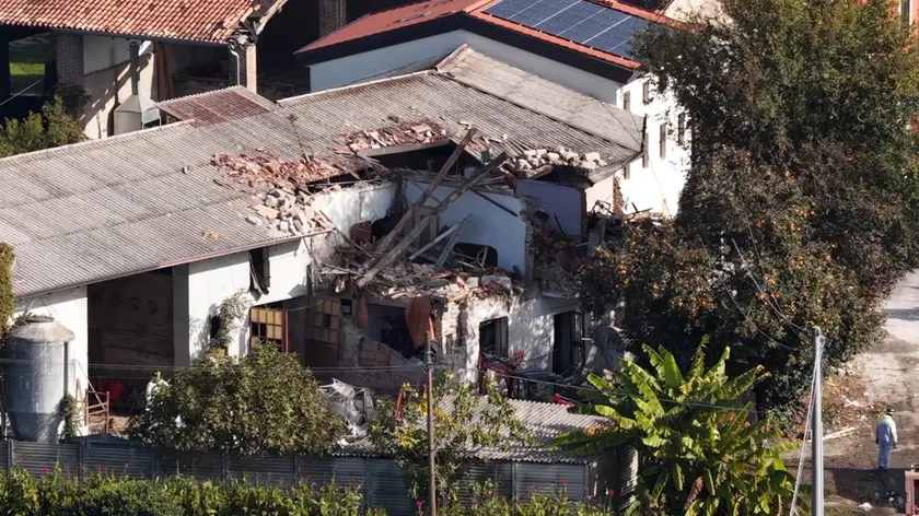 Il casolare di Castel d'Azzano dopo l'esplosione